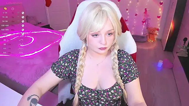 Snapshot of Amy_honey_angel chatting on February 22, 9:23 am Amy honey angel online show from February 22, 9:23 am