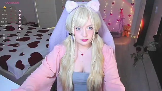 Snapshot of Amy_honey_angel chatting on February 4, 12:11 pm Amy honey angel online show from February 4, 12:11 pm