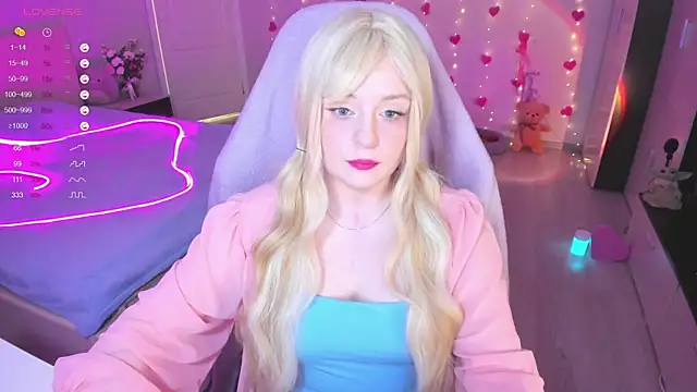 Snapshot of Amy_honey_angel chatting on March 18, 9:34 am Amy honey angel online show from March 18, 9:34 am