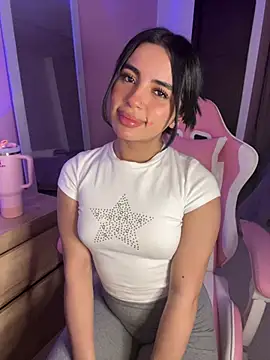 Snapshot of Emily-14 chatting on May 20, 2:52 am Emily-14 online show from May 20, 2:52 am