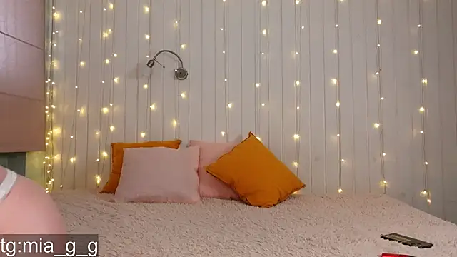 Snapshot of Mia_Mia_M chatting on September 10, 6:01 am Mia Mia M online show from September 10, 6:01 am