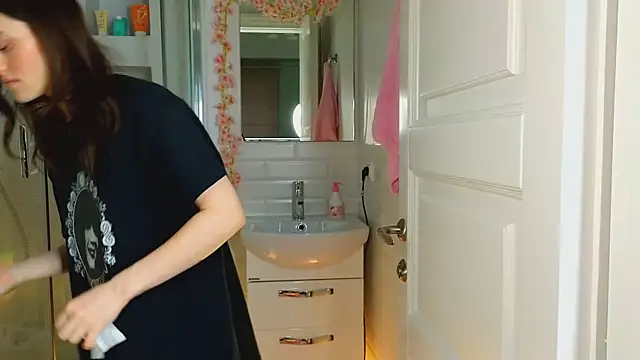 Snapshot of Mia_Mia_M chatting on March 3, 5:47 am Mia Mia M online show from March 3, 5:47 am