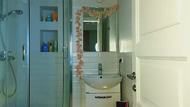 Snapshot of Mia_Mia_M chatting on March 6, 5:46 am Mia Mia M online show from March 6, 5:46 am