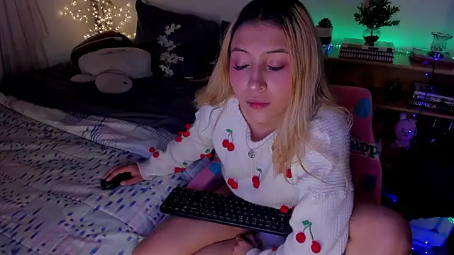 cuteweed420 online show from March 20, 4:35 am