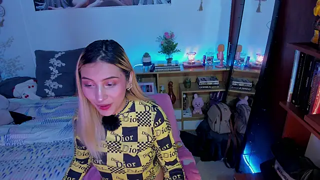 cuteweed420 online show from April 10, 11:12 pm