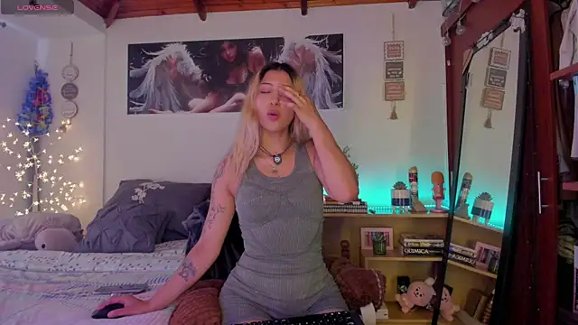 cuteweed420 online show from April 27, 8:18 pm
