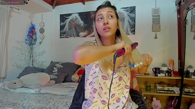 cuteweed420 online show from April 23, 9:05 pm