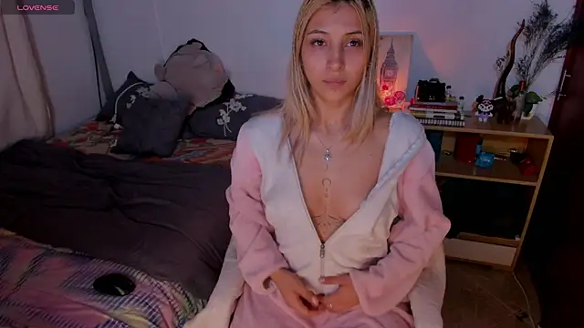 Snapshot of cuteweed420 chatting on January 6, 3:10 am cuteweed420 online show from January 6, 3:10 am