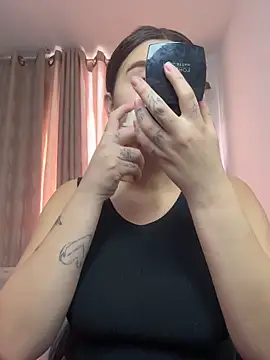 Snapshot of SaraBraun_ chatting on November 18, 4:43 pm SaraBraun online show from November 18, 4:43 pm