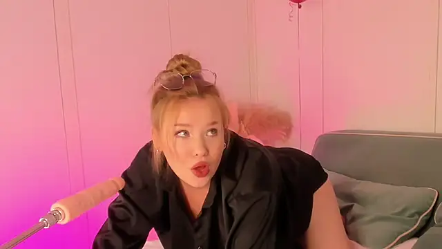 Snapshot of AgnesMilns chatting on December 12, 8:36 am AgnesMilns online show from December 12, 8:36 am