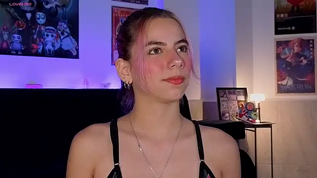 Snapshot of ArtemisaBlake chatting on December 5, 4:00 am ArtemisaBlake online show from December 5, 4:00 am