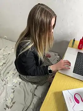 Snapshot of emo_couple chatting on December 13, 12:20 am emo couple online show from December 13, 12:20 am