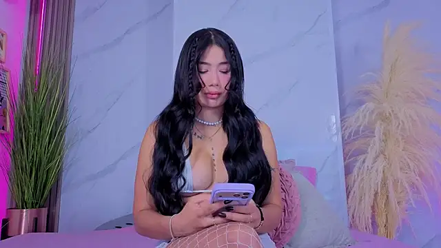 Chlooee   online show from April 8, 1:51 am