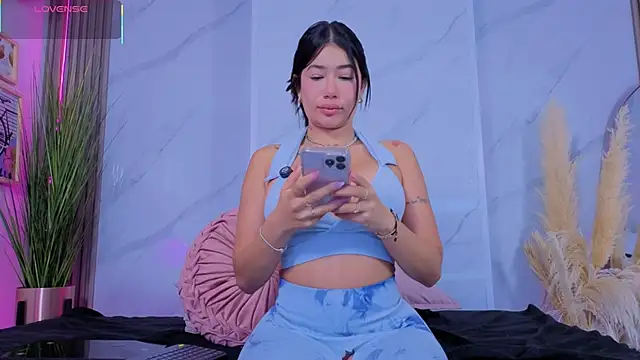 Chlooee   online show from November 12, 11:25 am