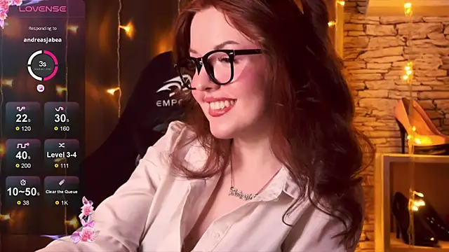 Snapshot of LaurenRossss chatting on October 2, 12:14 am LaurenRossss online show from October 2, 12:14 am