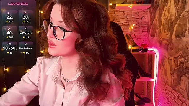 Snapshot of LaurenRossss chatting on September 9, 12:21 am LaurenRossss online show from September 9, 12:21 am