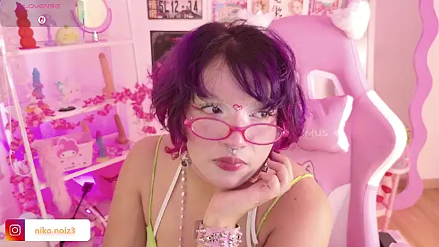 Snapshot of lady_noize chatting on June 9, 8:21 pm lady noize online show from June 9, 8:21 pm