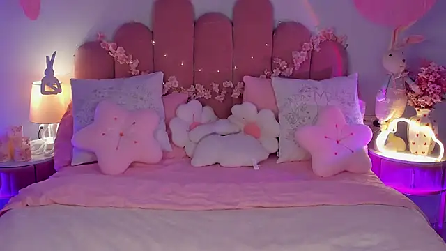 ElsaYoung online show from April 2, 7:20 pm