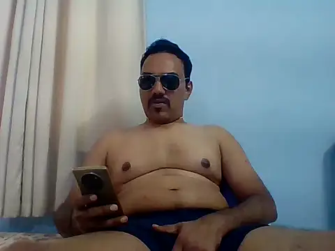 Snapshot of farhaanmacho chatting on December 17, 5:56 am farhaanmacho online show from December 17, 5:56 am