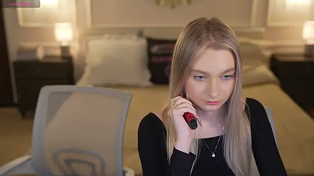 Ewa Pearl online show from December 1, 8:10 pm