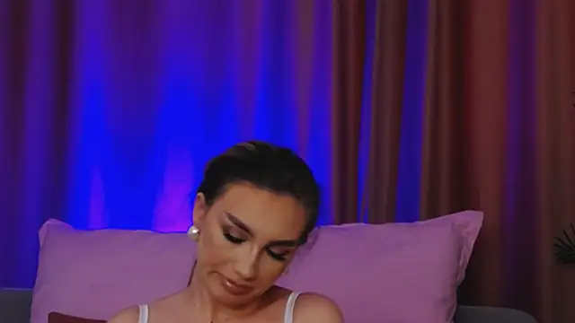 Snapshot of FelyJolie chatting on March 5, 8:32 am FelyJolie online show from March 5, 8:32 am