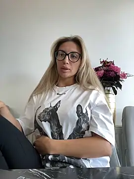 Snapshot of FelyJolie chatting on September 24, 10:00 am FelyJolie online show from September 24, 10:00 am