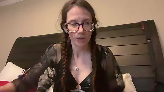 Snapshot of yourstrulylivy69 chatting on February 21, 2:28 am yourstrulylivy69 online show from February 21, 2:28 am