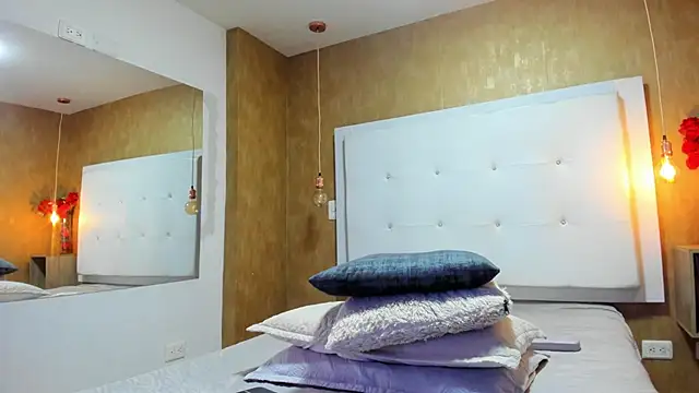 Milaspetite online show from February 4, 8:04 pm