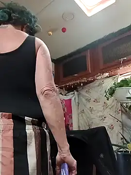 Snapshot of SlickedDryr chatting on December 18, 4:17 pm SlickedDryr online show from December 18, 4:17 pm