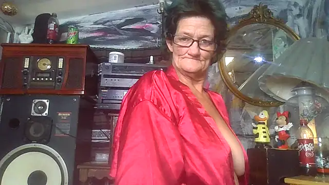 Snapshot of SlickedDryr chatting on December 12, 5:48 pm SlickedDryr online show from December 12, 5:48 pm