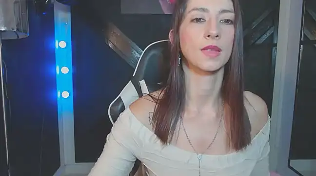 Snapshot of aitana_ag chatting on March 18, 3:33 pm aitana ag online show from March 18, 3:33 pm