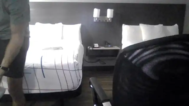 Snapshot of Strokeking4u chatting on February 18, 8:22 am Strokeking4u online show from February 18, 8:22 am