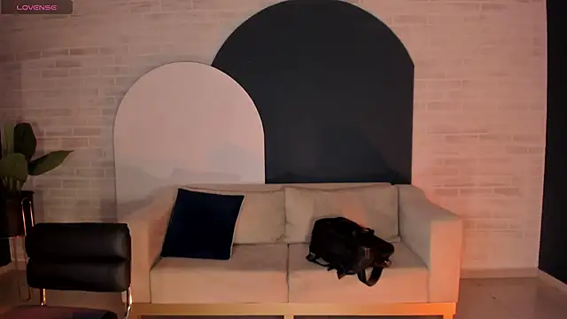 Snapshot of MiaFarrell_ chatting on February 17, 6:38 pm MiaFarrell online show from February 17, 6:38 pm