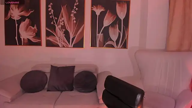 Snapshot of MiaFarrell_ chatting on February 13, 6:41 pm MiaFarrell online show from February 13, 6:41 pm