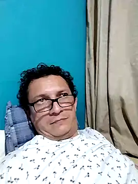 Snapshot of Bombi22 chatting on February 12, 5:26 am Bombi22 online show from February 12, 5:26 am