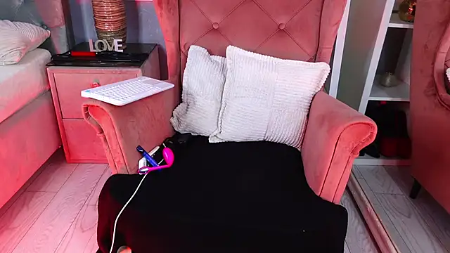 Snapshot of AQueenMonica chatting on September 9, 4:27 pm AQueenMonica online show from September 9, 4:27 pm