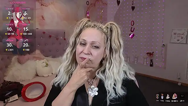 Snapshot of Penelope_Pinky chatting on February 19, 8:41 pm Penelope Pinky online show from February 19, 8:41 pm