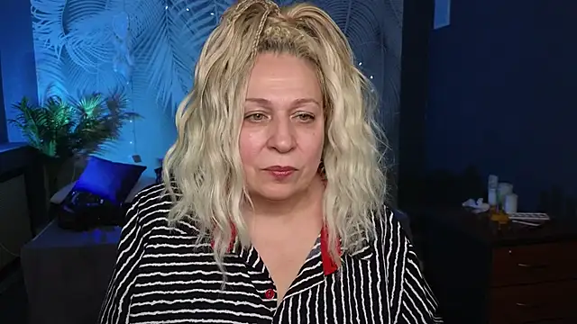 Snapshot of Penelope_Pinky chatting on February 15, 5:39 pm Penelope Pinky online show from February 15, 5:39 pm