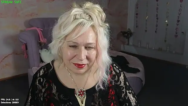 Snapshot of Penelope_Pinky chatting on June 17, 12:04 pm Penelope Pinky online show from June 17, 12:04 pm