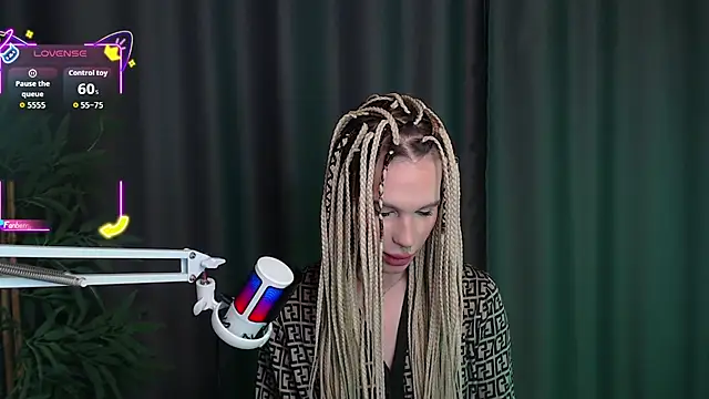 Snapshot of Cassie_Bae chatting on December 16, 4:17 am Cassie Bae online show from December 16, 4:17 am