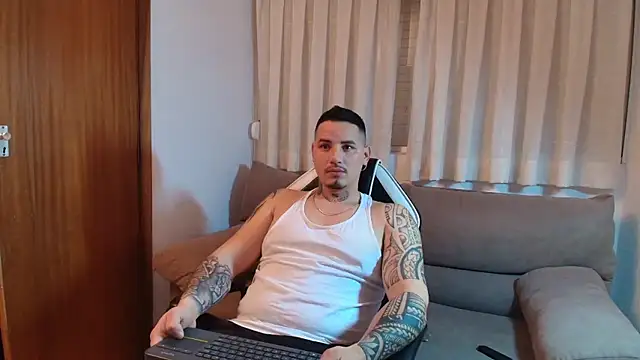 Snapshot of Geishastudios chatting on January 18, 9:24 am Geishastudios online show from January 18, 9:24 am