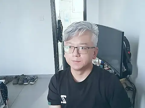 Snapshot of leoUSIR chatting on September 11, 1:16 am leoUSIR online show from September 11, 1:16 am