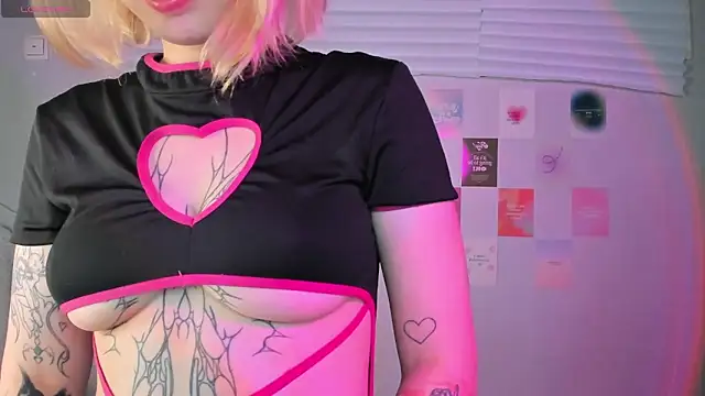 Snapshot of tender_kiitty chatting on December 23, 2:39 pm tender kiitty online show from December 23, 2:39 pm