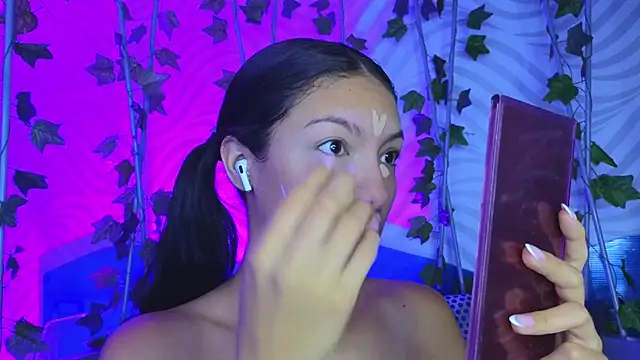 Snapshot of antonellaroux chatting on September 17, 12:18 pm antonellaroux online show from September 17, 12:18 pm