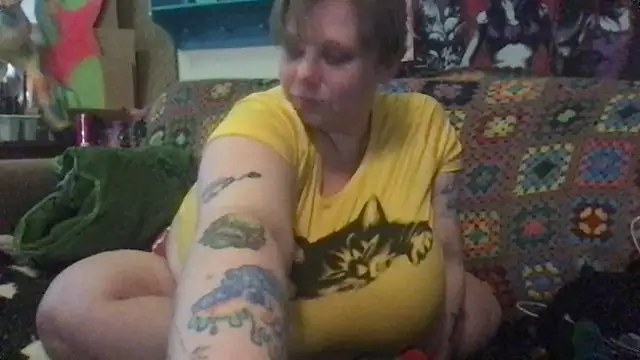 SleazeLouize online show from April 29, 8:48 pm