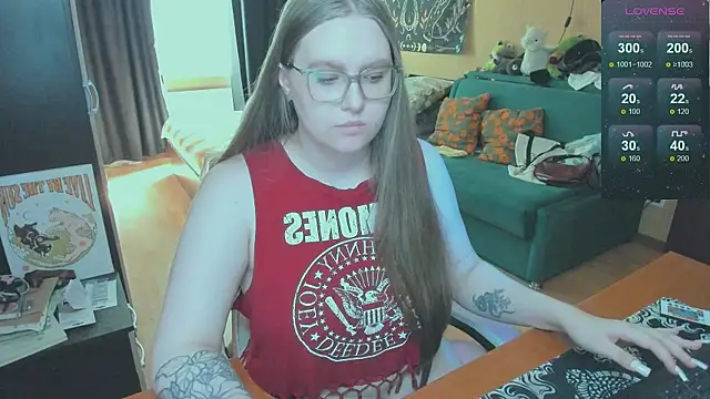 Snapshot of Alice_Dreamgirl_ chatting on June 8, 12:38 pm Alice Dreamgirl online show from June 8, 12:38 pm