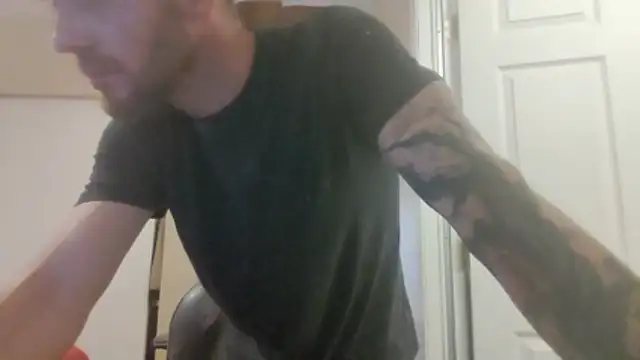 Snapshot of Huntzg23 chatting on June 6, 2:39 am Huntzg23 online show from June 6, 2:39 am