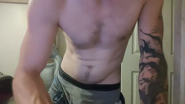 Snapshot of Huntzg23 chatting on July 10, 6:35 am Huntzg23 online show from July 10, 6:35 am