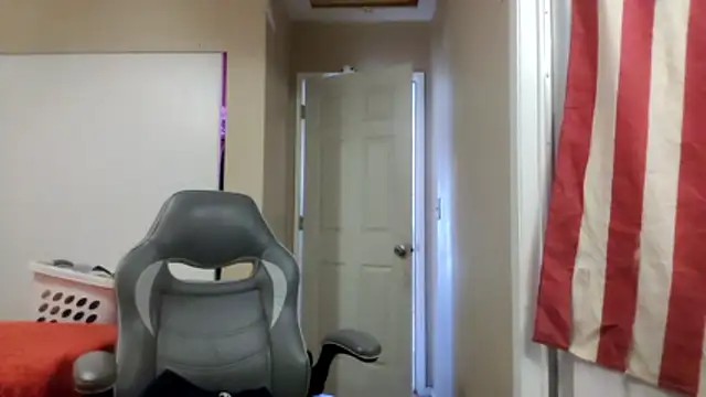 Snapshot of Huntzg23 chatting on June 22, 7:22 pm Huntzg23 online show from June 22, 7:22 pm