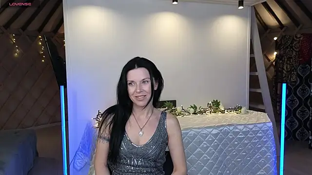 LinaJoy online show from June 3, 9:30 pm